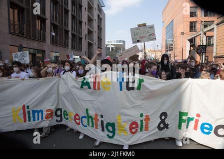 Berlin, Allemagne. 25th mars 2022. Des manifestants sont descendus dans les rues de Berlin le 25 mars 2022 pour appeler à une action urgente sur le changement climatique. La manifestation colorée sur le climat à Berlin a fait sortir des manifestants de tous âges. Le vendredi pour le futur mouvement climatique attire l'attention sur la guerre russe actuelle en Ukraine. (Credit image: © Michael Kuenne/PRESSCOV via ZUMA Press Wire) Banque D'Images