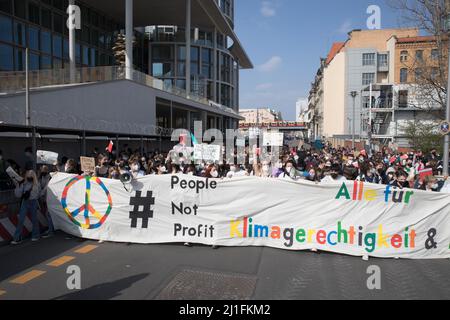 Berlin, Allemagne. 25th mars 2022. Des manifestants sont descendus dans les rues de Berlin le 25 mars 2022 pour appeler à une action urgente sur le changement climatique. La manifestation colorée sur le climat à Berlin a fait sortir des manifestants de tous âges. Le vendredi pour le futur mouvement climatique attire l'attention sur la guerre russe actuelle en Ukraine. (Credit image: © Michael Kuenne/PRESSCOV via ZUMA Press Wire) Banque D'Images