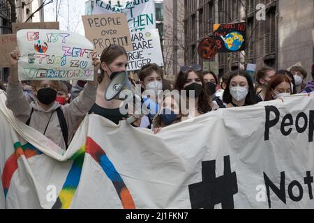 Berlin, Allemagne. 25th mars 2022. Des manifestants sont descendus dans les rues de Berlin le 25 mars 2022 pour appeler à une action urgente sur le changement climatique. La manifestation colorée sur le climat à Berlin a fait sortir des manifestants de tous âges. Le vendredi pour le futur mouvement climatique attire l'attention sur la guerre russe actuelle en Ukraine. (Credit image: © Michael Kuenne/PRESSCOV via ZUMA Press Wire) Banque D'Images