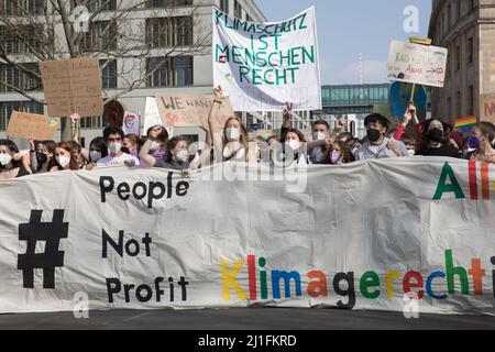 Berlin, Allemagne. 25th mars 2022. Des manifestants sont descendus dans les rues de Berlin le 25 mars 2022 pour appeler à une action urgente sur le changement climatique. La manifestation colorée sur le climat à Berlin a fait sortir des manifestants de tous âges. Le vendredi pour le futur mouvement climatique attire l'attention sur la guerre russe actuelle en Ukraine. (Credit image: © Michael Kuenne/PRESSCOV via ZUMA Press Wire) Banque D'Images