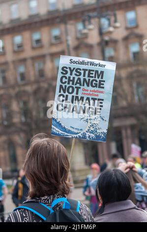 Glasgow, Écosse, Royaume-Uni. 25th mars 2022. Les militants écologistes du groupe Fridays for future se réunissent à George Square pour promouvoir une grève mondiale du climat. Le groupe exige la fin de l'utilisation des combustibles fossiles et de donner la priorité aux personnes par rapport au profit. Credit: SKULLY/Alay Live News Banque D'Images