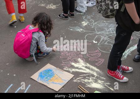 Glasgow, Écosse, Royaume-Uni. 25th mars 2022. Les militants écologistes du groupe Fridays for future se réunissent à George Square pour promouvoir une grève mondiale du climat. Le groupe exige la fin de l'utilisation des combustibles fossiles et de donner la priorité aux personnes par rapport au profit. Credit: SKULLY/Alay Live News Banque D'Images