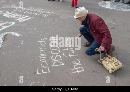 Glasgow, Écosse, Royaume-Uni. 25th mars 2022. Les militants écologistes du groupe Fridays for future se réunissent à George Square pour promouvoir une grève mondiale du climat. Le groupe exige la fin de l'utilisation des combustibles fossiles et de donner la priorité aux personnes par rapport au profit. Credit: SKULLY/Alay Live News Banque D'Images