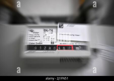 Connexion de gaz avec compteur de gaz dans le sous-sol d'un bâtiment résidentiel. Banque D'Images