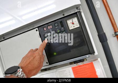 Brûleur à gaz d'un chauffe-gaz au sous-sol d'un bâtiment résidentiel, commande, boutons, fonctionnement. Banque D'Images