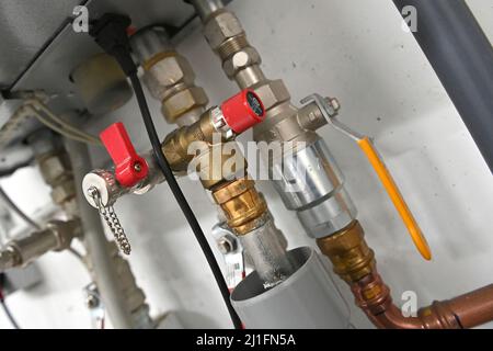 Connexion de gaz, robinet de gaz d'un système de chauffage au gaz dans le sous-sol d'un bâtiment résidentiel. Banque D'Images