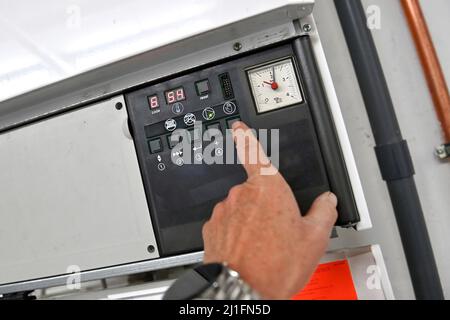 Brûleur à gaz d'un chauffe-gaz au sous-sol d'un bâtiment résidentiel, commande, boutons, fonctionnement. Banque D'Images