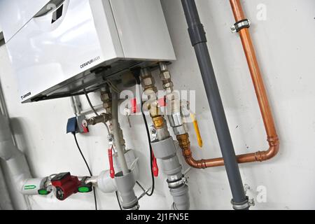 Brûleur à gaz d'un système de chauffage au gaz au sous-sol d'un bâtiment résidentiel. Banque D'Images