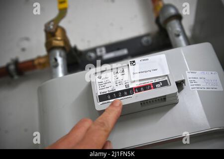 Connexion de gaz avec compteur de gaz dans le sous-sol d'un bâtiment résidentiel. Banque D'Images