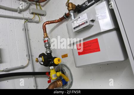Connexion de gaz avec protection contre les pénuries de gaz et compteur de gaz dans le sous-sol d'un bâtiment résidentiel. Banque D'Images