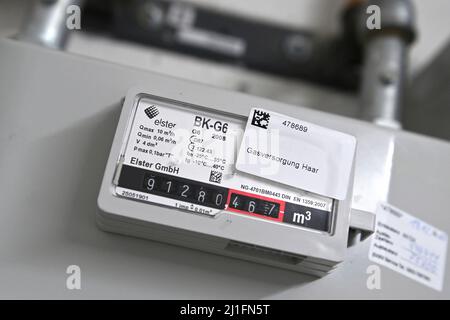 Connexion de gaz avec compteur de gaz dans le sous-sol d'un bâtiment résidentiel. Banque D'Images