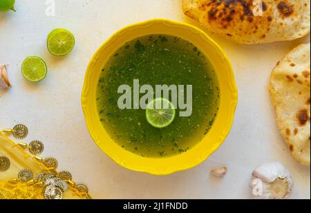 Soupe égyptienne à la molokhia avec couche plate de citron vert Banque D'Images