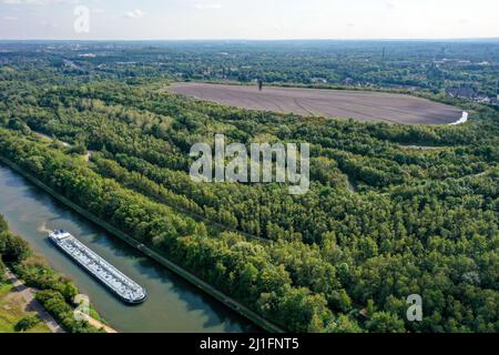 Essen, Rhénanie-du-Nord-Westphalie, Allemagne - parc de bord de canal Schurenbachhalde. Sur la droite, le Schurenbachhalde. Sur la gauche, le Rhin-Herne-Canal. Le c Banque D'Images