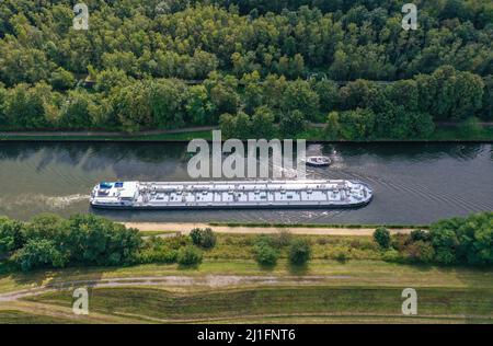 Essen, Rhénanie-du-Nord-Westphalie, Allemagne - parc de bord de canal Schurenbachhalde. Un cargo navigue sur le canal Rhin-Herne. Le parc de bord de canal est relié Banque D'Images