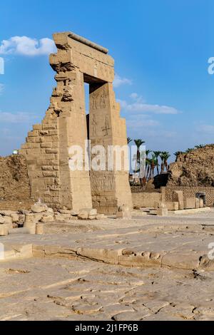 Porte de Domitian et Trajan, arche d'entrée de Dendera Banque D'Images