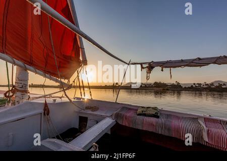 Felucca amarré sur le Nil, Louxor Banque D'Images