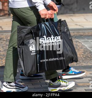 Slaters vêtements pour hommes mariage, occasion spéciale vêtements Location 100% plastique recyclé réutilisable Shopping Bags for Life, Preston, Lancashire, Royaume-Uni Banque D'Images