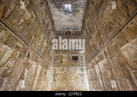 Sculptures murales dans une chambre du Temple de Hathor, Dendera Banque D'Images