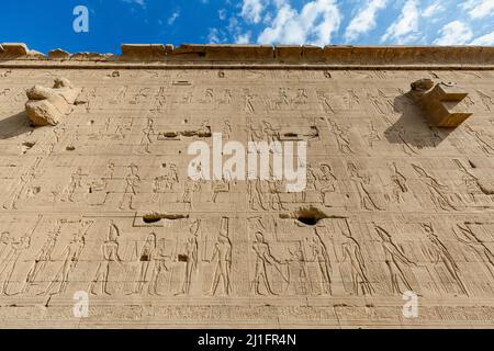 Sculptures sur les murs extérieurs du Temple de Hathor, Dendera Banque D'Images