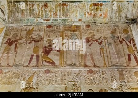Ancienne chapelle égyptienne dans le Grand Temple d'Abydos, avec le roi Seti I avec les divinités Thoth, Osiris et Wepwawet Banque D'Images