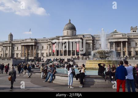 Londres, Royaume-Uni. 25th mars 2022. La National Gallery et une fontaine lors d'une journée chargée à Trafalgar Square. Credit: Vuk Valcic/Alamy Live News Banque D'Images