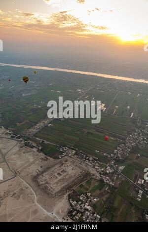 Ballon d'air chaud flottant près de Medinet Habu, Louxor, vu des airs Banque D'Images