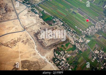 Ballon d'air chaud flottant près de Medinet Habu, Louxor, vu des airs Banque D'Images