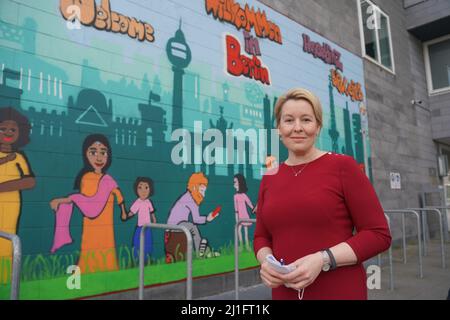 Berlin, Allemagne. 25th mars 2022. Franziska Giffey (SPD), maire au pouvoir, se trouve devant le Bureau d'État pour l'immigration (LEA) sur Friedrich-Krause-Ufer. Credit: Joerg Carstensen/dpa/Alay Live News Banque D'Images