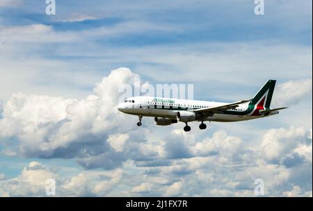 Barcelone, Espagne - 18 mai 2019 : atterrissage de l'avion Airbus A320 Alitalia à l'aéroport de Prat à Barcelone Banque D'Images