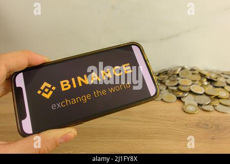 KONSKIE, POLOGNE - 20 mars 2022 : logo d'échange de crypto-monnaies Binance sur téléphone mobile Banque D'Images