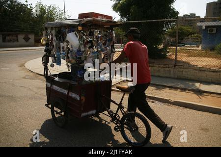 Le vénézuélien Luis Quintero marche dans les rues avec sa bicyclette modifiée chargée avec des produits de quincaillerie, à vendre aujourd'hui jeudi 25 mars 2022 dans la ville Banque D'Images