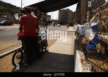 Le vénézuélien Luis Quintero marche dans les rues avec sa bicyclette modifiée chargée avec des produits de quincaillerie, à vendre aujourd'hui jeudi 25 mars 2022 dans la ville Banque D'Images