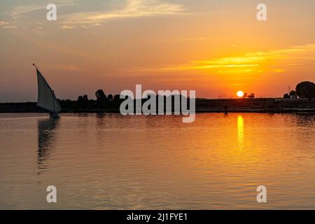 Coucher de soleil sur le Nil avec felucca, Louxor Banque D'Images