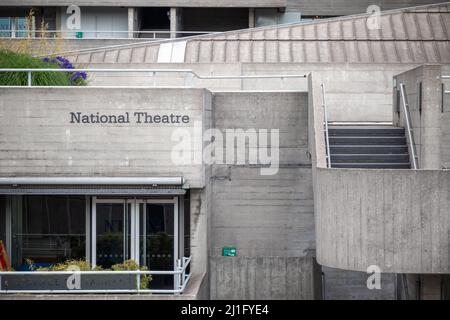 Londres, Royaume-Uni - 19 juillet 2021 - la signalisation et l'architecture brutaliste du National Theatre dans le quartier de South Bank Banque D'Images