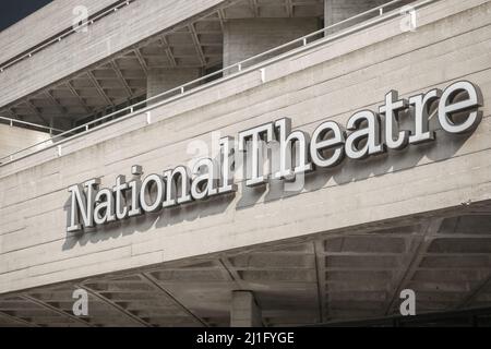 Londres, Royaume-Uni - 19 juillet 2021 - la signalisation et l'architecture brutaliste du National Theatre dans le quartier de South Bank Banque D'Images