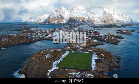 Photo aérienne d'un village de pêcheurs appelé Henningsvaer dans le comté de Nordland, en Norvège Banque D'Images