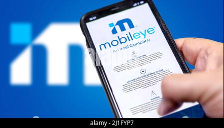 Jerusalem, ISR, mars 2022 : le site Web de la société Mobileye sur un écran téléphonique. Arrière-plan bleu avec logo Mobileye flou en arrière-plan. Illustration e Banque D'Images