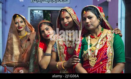 23 mars 2022 Reengus, Rajasthan, Inde. Quatre jeunes femmes indiennes regardant la caméra, festival Navratri en Inde. Concept de religion hindoue. Banque D'Images