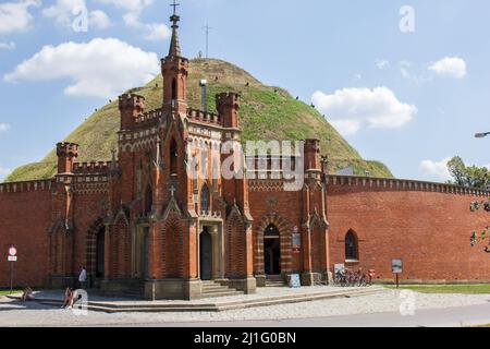 CRACOVIE, POLOGNE: JUILLET 31 - Kosciuszko Mound avec la chapelle Bronislawa à l'entrée. La plaie artificielle était à la mémoire du leader polonais Tadeusz Kos Banque D'Images