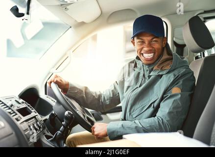 Il est temps de se retirer et de livrer certains colis. Portrait d'un coursier effectuant des livraisons dans sa camionnette. Banque D'Images