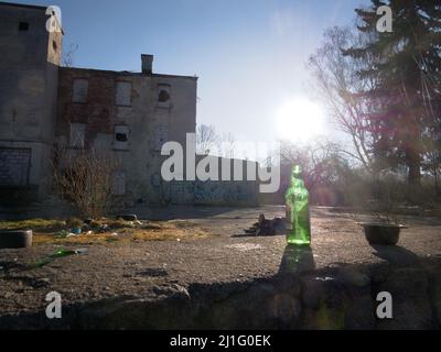 bouteille de bière en verre des bâtiments délabrés abandonnés Banque D'Images