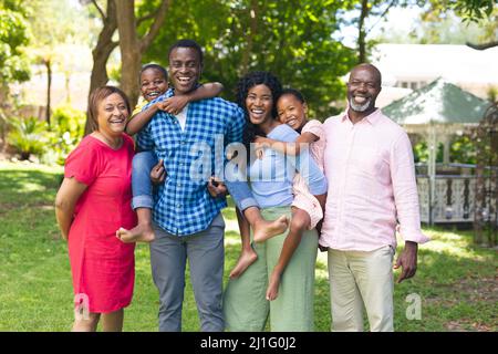 Portrait d'une famille afro-américaine multigénérationnelle heureuse debout dans l'arrière-cour Banque D'Images