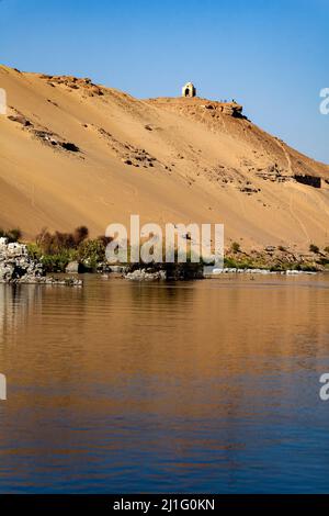 Sanctuaire de Qubbet el-Hawa au sommet d'une colline sur la rive ouest du Nil à Assouan, en Égypte Banque D'Images