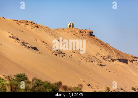 Sanctuaire de Qubbet el-Hawa au sommet d'une colline sur la rive ouest du Nil à Assouan, en Égypte Banque D'Images