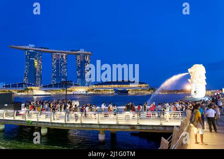 Singapour. Marina Bay. Le Merlion. Marina Bay Sands Hotel au coucher du soleil Banque D'Images