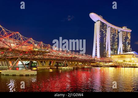 Singapour. Marina Bay Sands Hotel au coucher du soleil. Pont hélicoïdal Banque D'Images