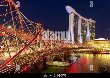 Singapour. Marina Bay Sands Hotel au coucher du soleil. Pont hélicoïdal Banque D'Images