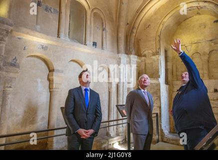 Le Prince de Galles écoute l'histoire du site du Rocher de Cashel et de la Cathédrale du Rocher de Cashel, Co Tipperary, à la fin de sa visite en République d'Irlande. Date de la photo : vendredi 25 mars 2022. Banque D'Images