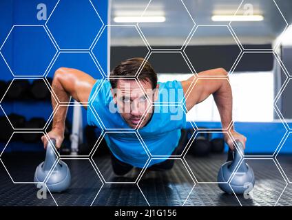 Formes hexagonales motif de conception contre la forme caucasienne homme exécutant l'exercice push-up avec des haltères Banque D'Images