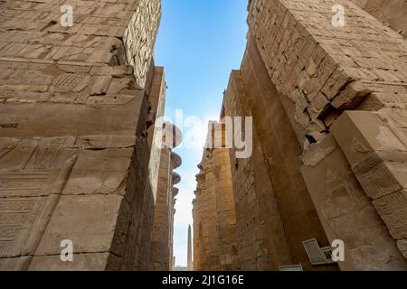 Entrée principale du complexe du temple de Karnak à Louxor Banque D'Images